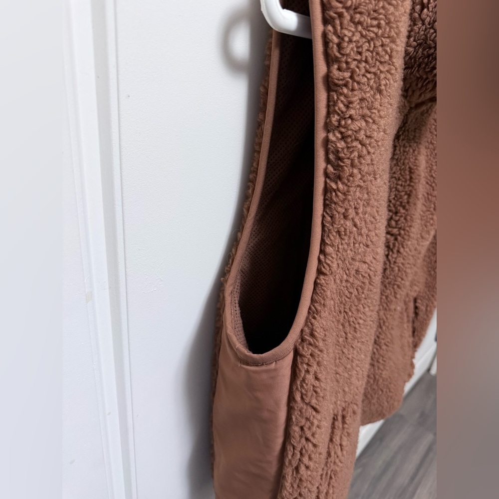 Aritzia TNA Cody Massive Polar Vest - Picture 3 of 7